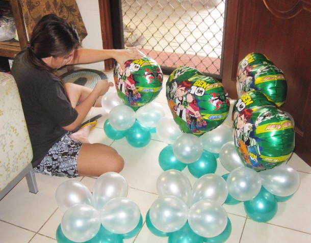 Preparing the Ben 10 Balloon Centerpieces