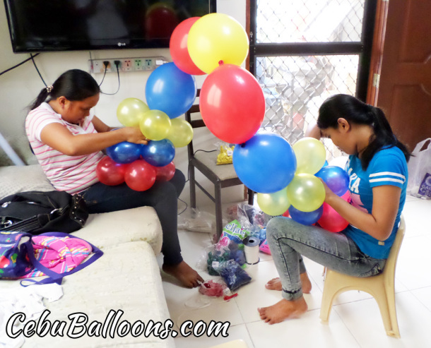 Balloon Workshop - doing the Cake Arch