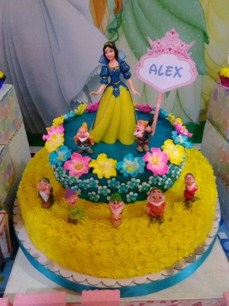 Snowhite & the Seven Dwarfs Cake